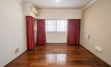 Casa de Categoría a 5 cuadras de BV Pellegrini.