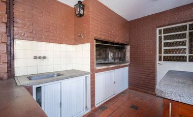 Casa de Categoría a 5 cuadras de BV Pellegrini.