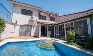 Casa de Categoría a 5 cuadras de BV Pellegrini.