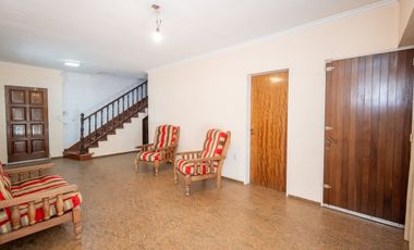Casa de Categoría a 5 cuadras de BV Pellegrini.