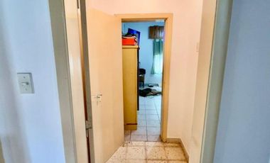 CASA EN VENTA DE DOS HABITACIONES EN AZUL