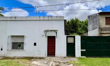 CASA EN VENTA DE DOS HABITACIONES EN AZUL
