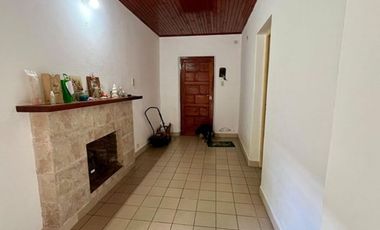 CASA EN VENTA DE DOS HABITACIONES EN AZUL