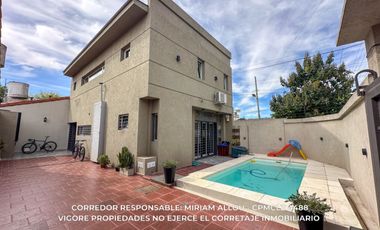 Casa 5 ambientes de 135m² en venta con cochera en Temperley
