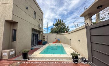 Casa 5 ambientes de 135m² en venta con cochera en Temperley