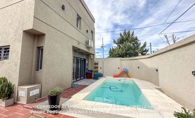 Casa 5 ambientes de 135m² en venta con cochera en Temperley