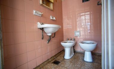 DOS PROPIEDADES - A RESTAURAR EN CTRO SUR!