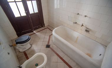 DOS PROPIEDADES - A RESTAURAR EN CTRO SUR!