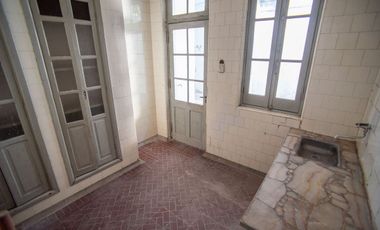 DOS PROPIEDADES - A RESTAURAR EN CTRO SUR!