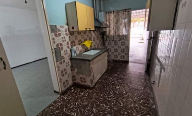 Casa de 3 habitaciones. B° Comercio, Santa Lucia