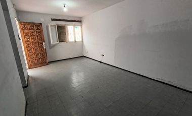 Casa de 3 habitaciones. B° Comercio, Santa Lucia