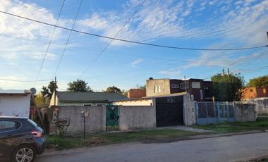 VENTA CASA 4 AMBIENTES CON COCHERA EN LA UNIÓN