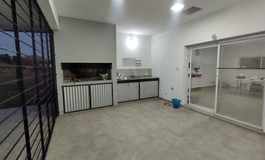 VENTA CASA 2 DORM. CON PILETA Y QUINCHO, IBARLUCEA