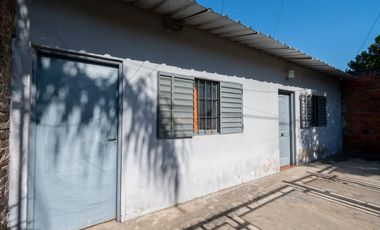 OPORTUNIDAD CASADE 2 DORMITORIOS EN HERMOSO BARRIO