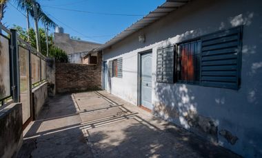 OPORTUNIDAD CASADE 2 DORMITORIOS EN HERMOSO BARRIO