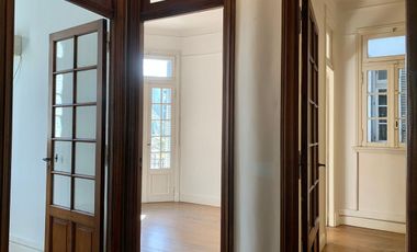 ALQUILER OFICINA  LUMINOSO 4 AMPLIOS DESPACHOS