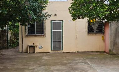 VENTA CASA DE 3 AMB EN FLORECIO VARELA