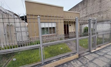 VENTA CASA 4 AMB CON PATIO Y JARDIN - QUILMES ESTE