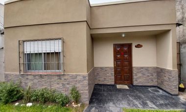 VENTA CASA 4 AMB CON PATIO Y JARDIN - QUILMES ESTE