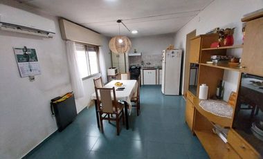 VENTA CASA 4 AMB CON PATIO Y JARDIN - QUILMES ESTE