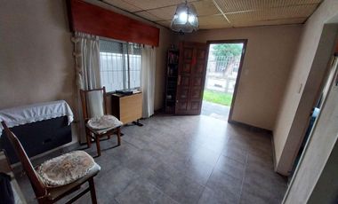 VENTA CASA 4 AMB CON PATIO Y JARDIN - QUILMES ESTE
