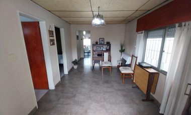 VENTA CASA 4 AMB CON PATIO Y JARDIN - QUILMES ESTE