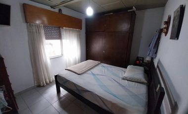 VENTA CASA 4 AMB CON PATIO Y JARDIN - QUILMES ESTE