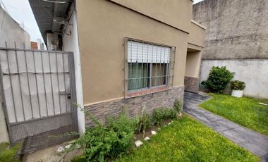 VENTA CASA 4 AMB CON PATIO Y JARDIN - QUILMES ESTE