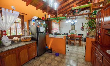 VENTA CASA EN BLOCK CON COCHERA Y QUINCHO, QUILMES