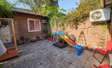 VENTA CASA EN BLOCK CON COCHERA Y QUINCHO, QUILMES