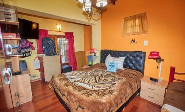 VENTA CASA EN BLOCK CON COCHERA Y QUINCHO, QUILMES