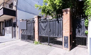 Triplex 4 amb. con patio, parrilla y garage