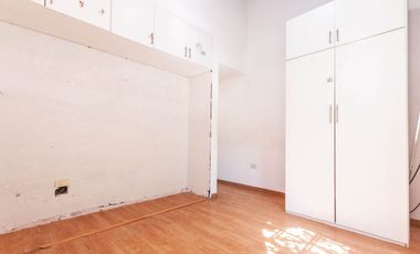 Triplex 4 amb. con patio, parrilla y garage