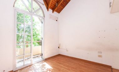 Triplex 4 amb. con patio, parrilla y garage