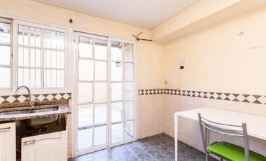 Triplex 4 amb. con patio, parrilla y garage