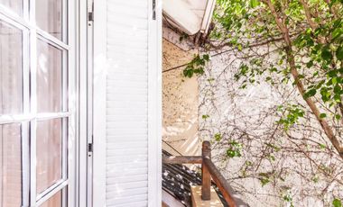 Triplex 4 amb. con patio, parrilla y garage