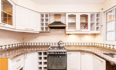 Triplex 4 amb. con patio, parrilla y garage