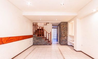 Triplex 4 amb. con patio, parrilla y garage