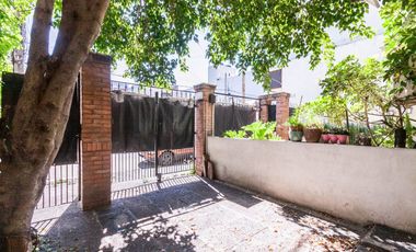 Triplex 4 amb. con patio, parrilla y garage