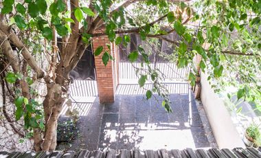 Triplex 4 amb. con patio, parrilla y garage