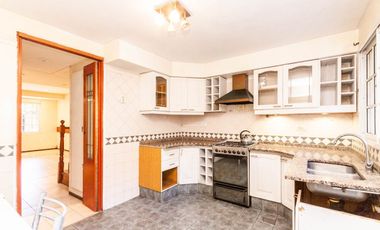 Triplex 4 amb. con patio, parrilla y garage