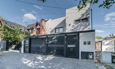 Casa en 2 Plantas con Cochera Venta Banfield BsAs.