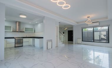Casa en 2 Plantas con Cochera Venta Banfield BsAs.