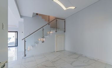 Casa en 2 Plantas con Cochera Venta Banfield BsAs.