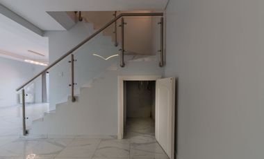 Casa en 2 Plantas con Cochera Venta Banfield BsAs.
