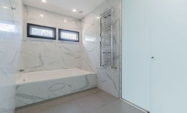Casa en 2 Plantas con Cochera Venta Banfield BsAs.