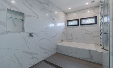 Casa en 2 Plantas con Cochera Venta Banfield BsAs.