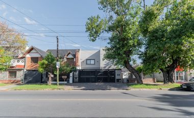 Casa en 2 Plantas con Cochera Venta Banfield BsAs.