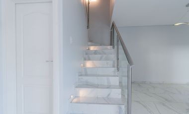 Casa en 2 Plantas con Cochera Venta Banfield BsAs.
