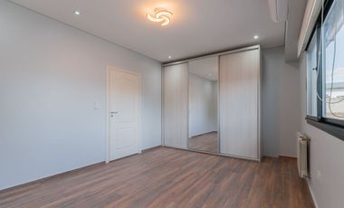Casa en 2 Plantas con Cochera Venta Banfield BsAs.